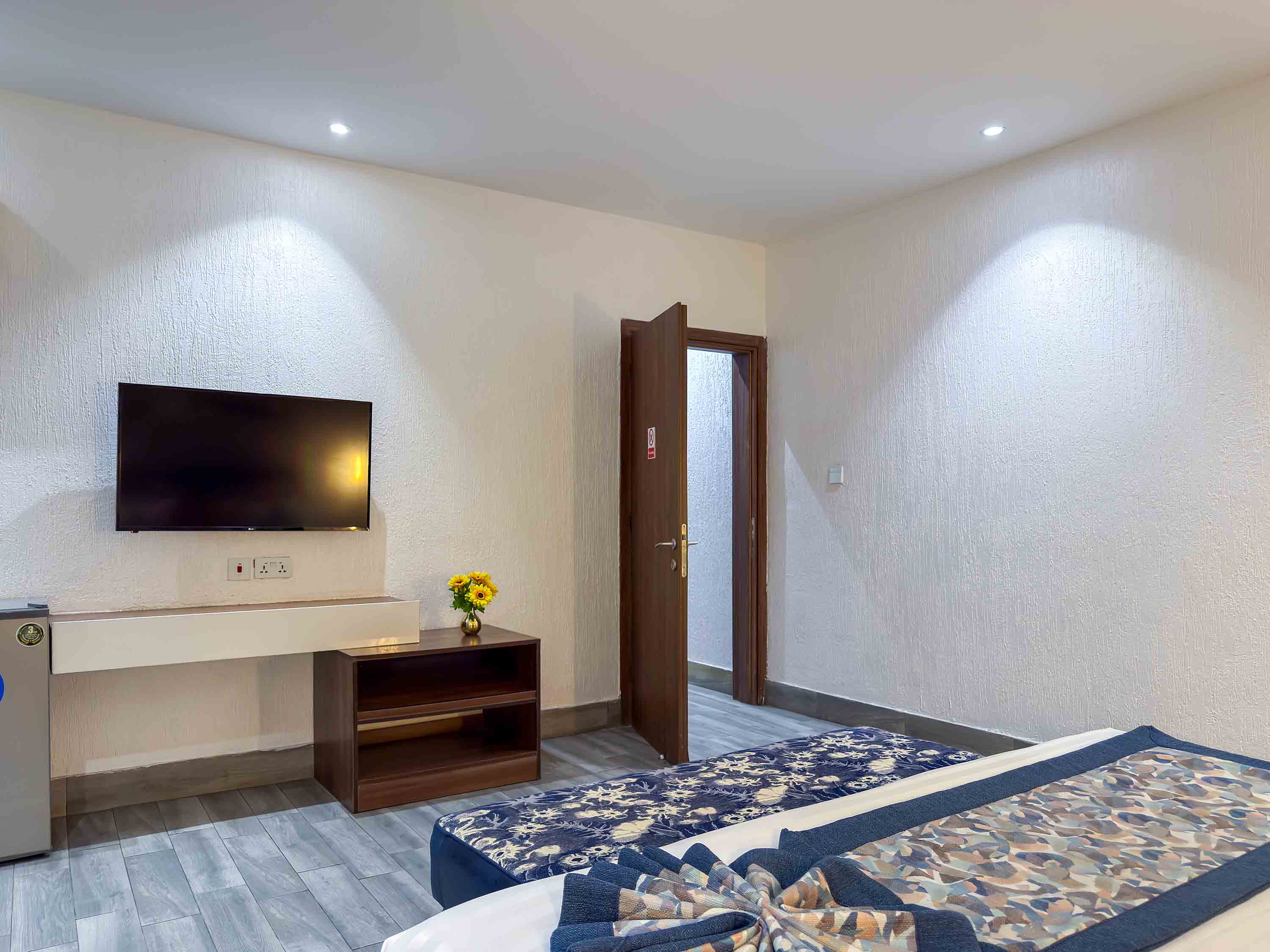 EXECUTIVE SUITE - Image 2